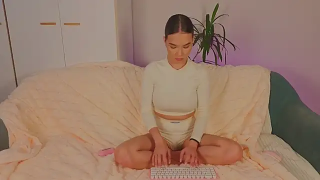 EmiliaDroll online show from November 3, 2025, 7:02 am