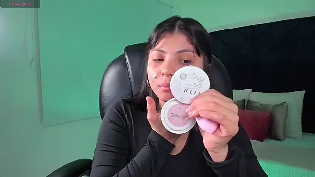 Snapshot of abby_roux chatting on October 31, 2025, 3:14 am abby roux online show from October 31, 2025, 3:14 am