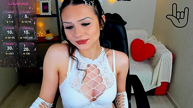 Kitti   online show from November 11, 2025, 1:44 am