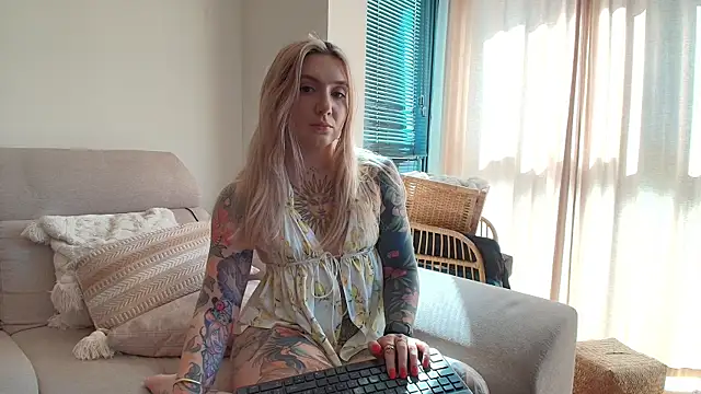tattoobbgirl online show from April 28, 2026, 3:27 pm