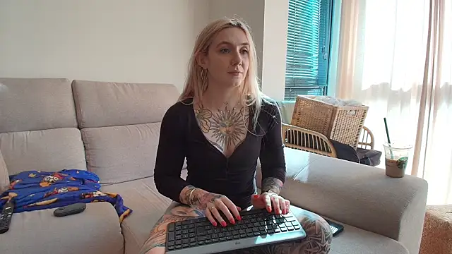 tattoobbgirl online show from May 1, 2026, 3:50 pm