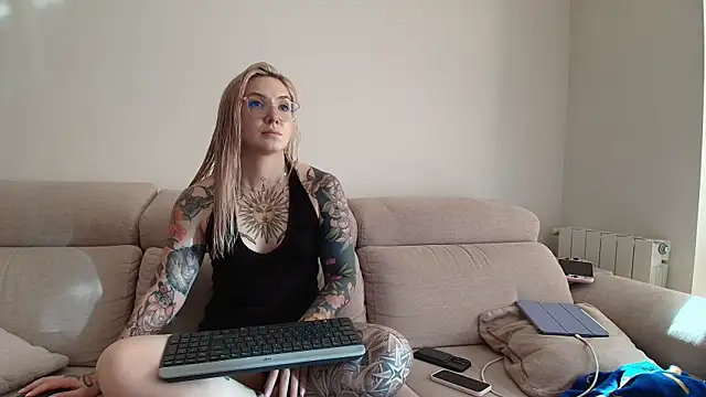 tattoobbgirl online show from June 24, 2026, 4:16 pm