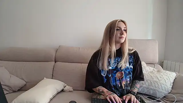 tattoobbgirl online show from August 4, 2026, 2:32 pm