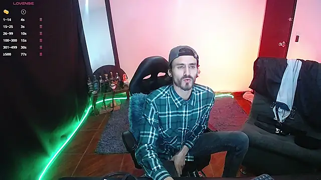 Snapshot of Aaron_malikk chatting on October 31, 2025, 1:24 am Aaron malikk online show from October 31, 2025, 1:24 am