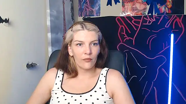 Snapshot of VanessaRey_ chatting on June 8, 2026, 6:14 am VanessaRey online show from June 8, 2026, 6:14 am