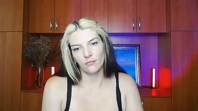 Snapshot of VanessaRey_ chatting on July 7, 2026, 7:23 am VanessaRey online show from July 7, 2026, 7:23 am