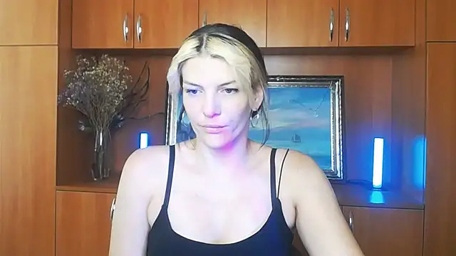 Snapshot of VanessaRey_ chatting on July 13, 2026, 6:56 am VanessaRey online show from July 13, 2026, 6:56 am