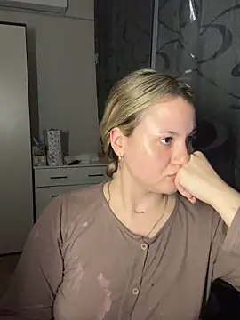 mollygirll online show from April 11, 2026, 7:50 pm