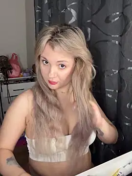 mollygirll online show from April 27, 2026, 9:24 pm