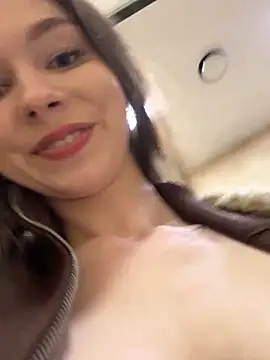 Snapshot of MilaBee chatting on October 8, 2025, 9:44 am MilaBee online show from October 8, 2025, 9:44 am