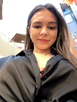 Snapshot of MilaBee chatting on November 21, 2025, 8:35 am MilaBee online show from November 21, 2025, 8:35 am