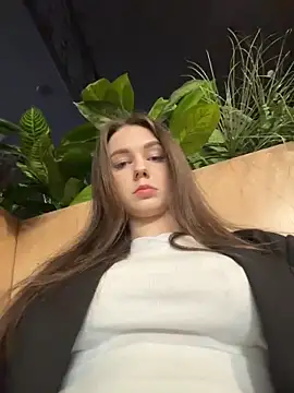 MilaBee online show from June 17, 2026, 3:39 am
