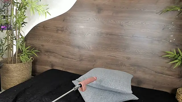 mia lacy  online show from November 14, 2025, 7:39 pm