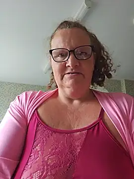 Snapshot of MissQueenBeex chatting on July 4, 2026, 7:48 am MissQueenBeex online show from July 4, 2026, 7:48 am