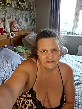 Snapshot of MissQueenBeex chatting on December 15, 2025, 12:00 pm MissQueenBeex online show from December 15, 2025, 12:00 pm