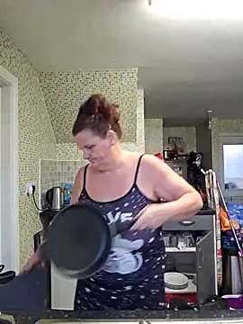 Snapshot of MissQueenBeex chatting on December 14, 2025, 12:33 pm MissQueenBeex online show from December 14, 2025, 12:33 pm