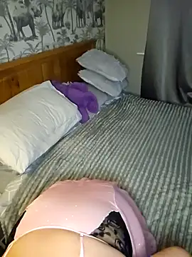 Snapshot of MissQueenBeex chatting on November 17, 2025, 6:56 pm MissQueenBeex online show from November 17, 2025, 6:56 pm