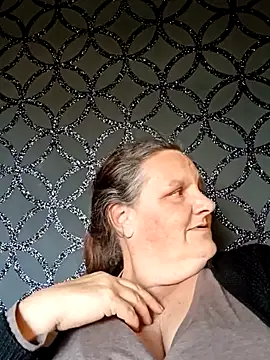 Snapshot of MissQueenBeex chatting on October 27, 2025, 3:13 pm MissQueenBeex online show from October 27, 2025, 3:13 pm