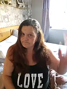 Snapshot of MissQueenBeex chatting on October 28, 2025, 10:03 am MissQueenBeex online show from October 28, 2025, 10:03 am