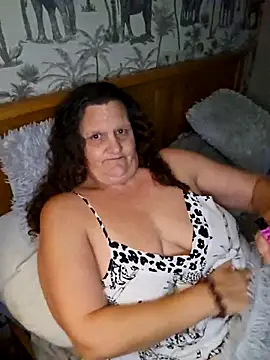 Snapshot of MissQueenBeex chatting on November 2, 2025, 1:21 am MissQueenBeex online show from November 2, 2025, 1:21 am