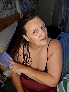 Snapshot of MissQueenBeex chatting on December 5, 2025, 3:32 pm MissQueenBeex online show from December 5, 2025, 3:32 pm