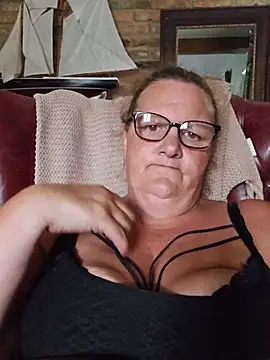 Snapshot of MissQueenBeex chatting on July 6, 2026, 4:31 pm MissQueenBeex online show from July 6, 2026, 4:31 pm