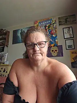 Snapshot of MissQueenBeex chatting on July 31, 2026, 7:52 am MissQueenBeex online show from July 31, 2026, 7:52 am