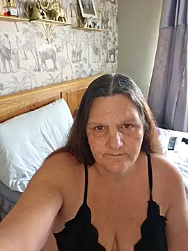 Snapshot of MissQueenBeex chatting on October 24, 2025, 11:42 am MissQueenBeex online show from October 24, 2025, 11:42 am