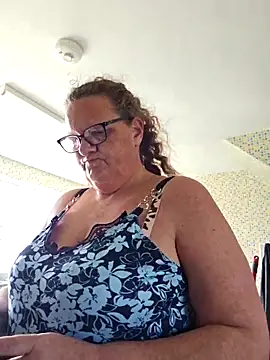 Snapshot of MissQueenBeex chatting on May 2, 2026, 1:38 pm MissQueenBeex online show from May 2, 2026, 1:38 pm