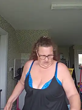 Snapshot of MissQueenBeex chatting on May 21, 2026, 9:50 am MissQueenBeex online show from May 21, 2026, 9:50 am