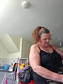 Snapshot of MissQueenBeex chatting on November 9, 2025, 1:04 pm MissQueenBeex online show from November 9, 2025, 1:04 pm