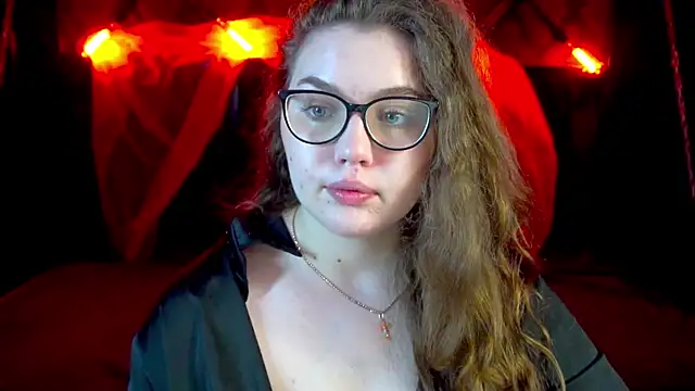 LuxSopphia online show from November 4, 2025, 8:12 pm