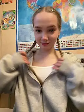 Snapshot of bambi_lu chatting on April 4, 2026, 3:29 pm bambi lu online show from April 4, 2026, 3:29 pm