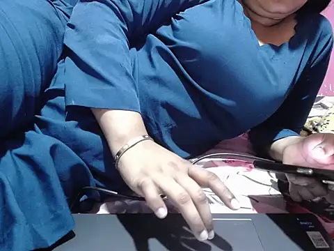 Snapshot of Flowing_love chatting on September 18, 2025, 6:11 pm Flowing love online show from September 18, 2025, 6:11 pm