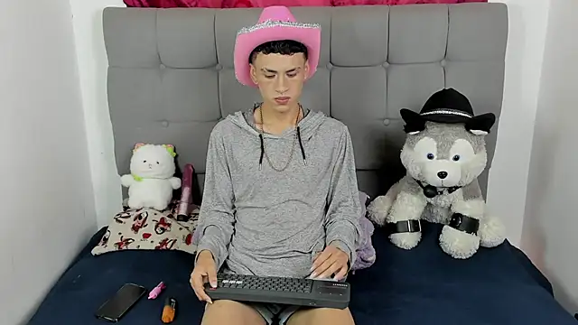 Snapshot of jeims_hotboy chatting on July 4, 2026, 12:32 pm jeims hotboy online show from July 4, 2026, 12:32 pm