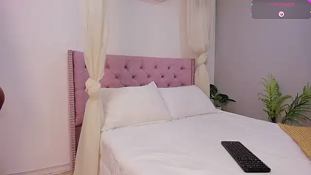 Snapshot of MelanieMiller_ chatting on November 11, 2025, 5:35 am MelanieMiller online show from November 11, 2025, 5:35 am