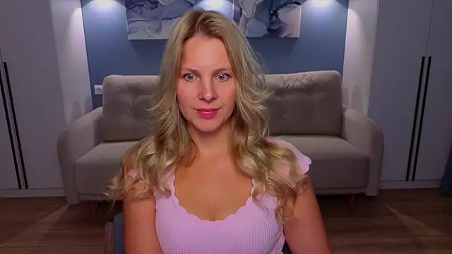 Snapshot of MelanieBennett chatting on July 13, 2026, 8:13 am MelanieBennett online show from July 13, 2026, 8:13 am