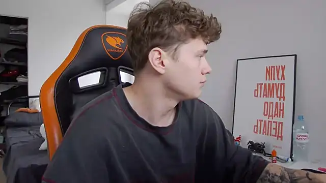 Snapshot of DanyDavis chatting on October 15, 2025, 10:56 am DanyDavis online show from October 15, 2025, 10:56 am