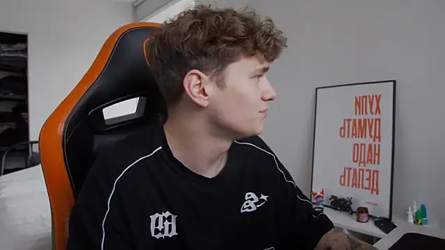 Snapshot of DanyDavis chatting on October 19, 2025, 9:34 am DanyDavis online show from October 19, 2025, 9:34 am