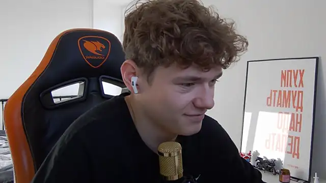 Snapshot of DanyDavis chatting on October 23, 2025, 7:07 am DanyDavis online show from October 23, 2025, 7:07 am