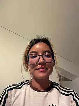 Snapshot of Pretty_roxxyy chatting on March 8, 2026, 12:49 am Pretty roxxyy online show from March 8, 2026, 12:49 am