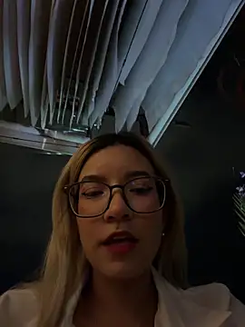 Snapshot of Pretty_roxxyy chatting on February 11, 2026, 1:16 am Pretty roxxyy online show from February 11, 2026, 1:16 am