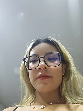 Snapshot of Pretty_roxxyy chatting on March 8, 2026, 9:56 am Pretty roxxyy online show from March 8, 2026, 9:56 am