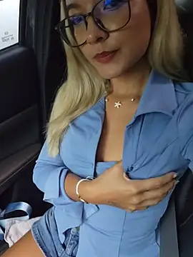 Snapshot of Pretty_roxxyy chatting on March 7, 2026, 12:43 pm Pretty roxxyy online show from March 7, 2026, 12:43 pm