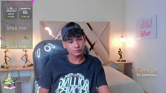 OliverTwinky online show from December 5, 2025, 9:01 pm