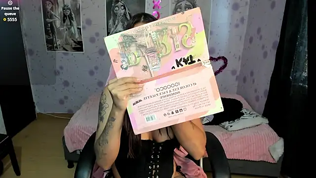 Medussa katt online show from November 19, 2025, 8:42 pm