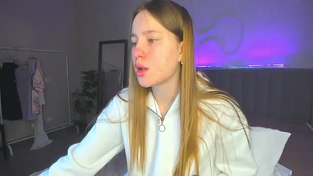 Candy Cansew online show from September 10, 2025, 1:37 am