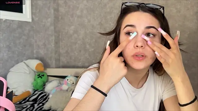 Snapshot of CupSizeGirl chatting on April 1, 2026, 9:10 am CupSizeGirl online show from April 1, 2026, 9:10 am