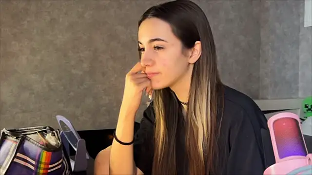 Snapshot of CupSizeGirl chatting on March 23, 2026, 2:44 am CupSizeGirl online show from March 23, 2026, 2:44 am