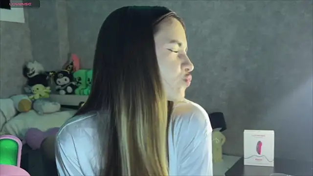 Snapshot of CupSizeGirl chatting on May 13, 2026, 1:18 pm CupSizeGirl online show from May 13, 2026, 1:18 pm
